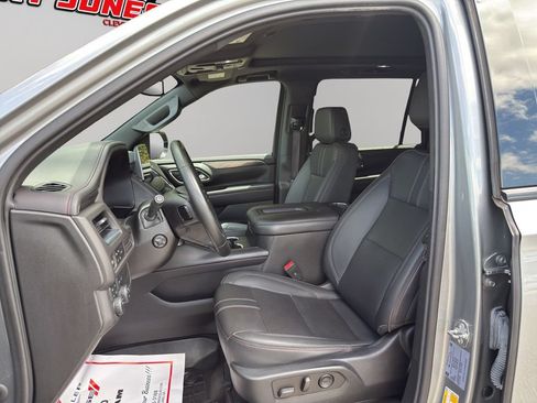 Used 2023 Chevrolet Suburban RST w/ Luxury Package AWD/4WD image 4