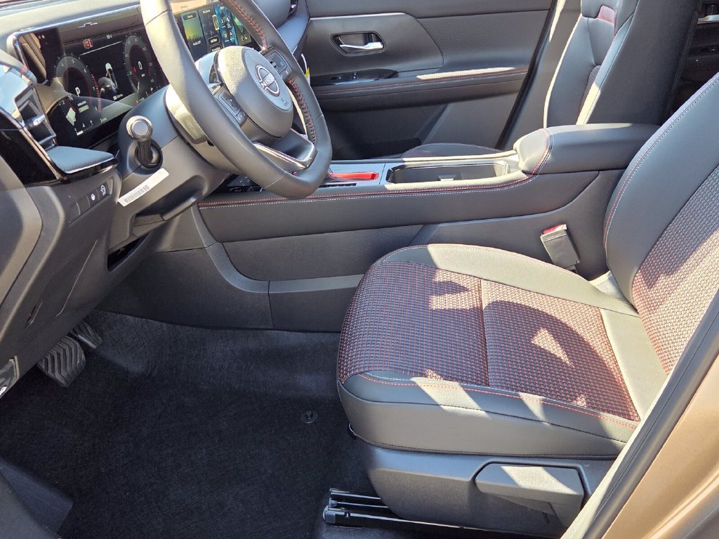 New 2027 Nissan Kicks SR w/ Cold Weather Package FWD image 4