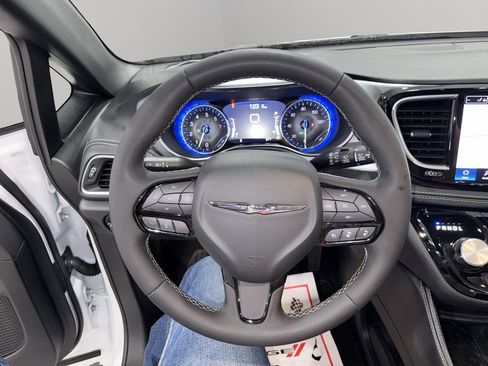 Used 2025 Chrysler Pacifica Limited image 24