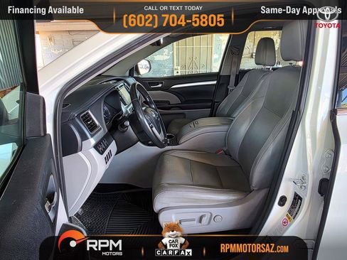 Used 2017 Toyota Highlander XLE w/ Carpet Mat Package FWD image 9