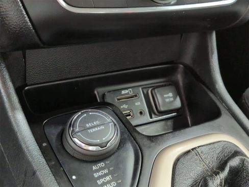 Used 2014 Jeep Cherokee Latitude w/ Cold Weather Group image 31