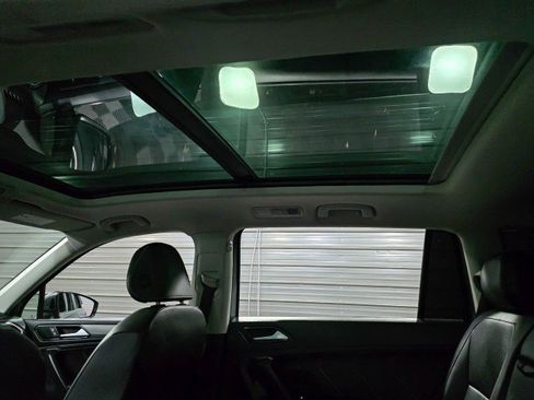 Used 2024 Volkswagen Tiguan SE w/ Panoramic Sunroof Package image 17