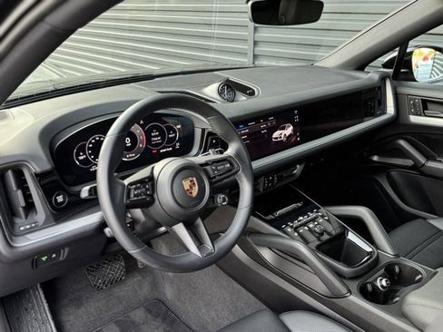 Certified 2025 Porsche Cayenne Coupe image 4