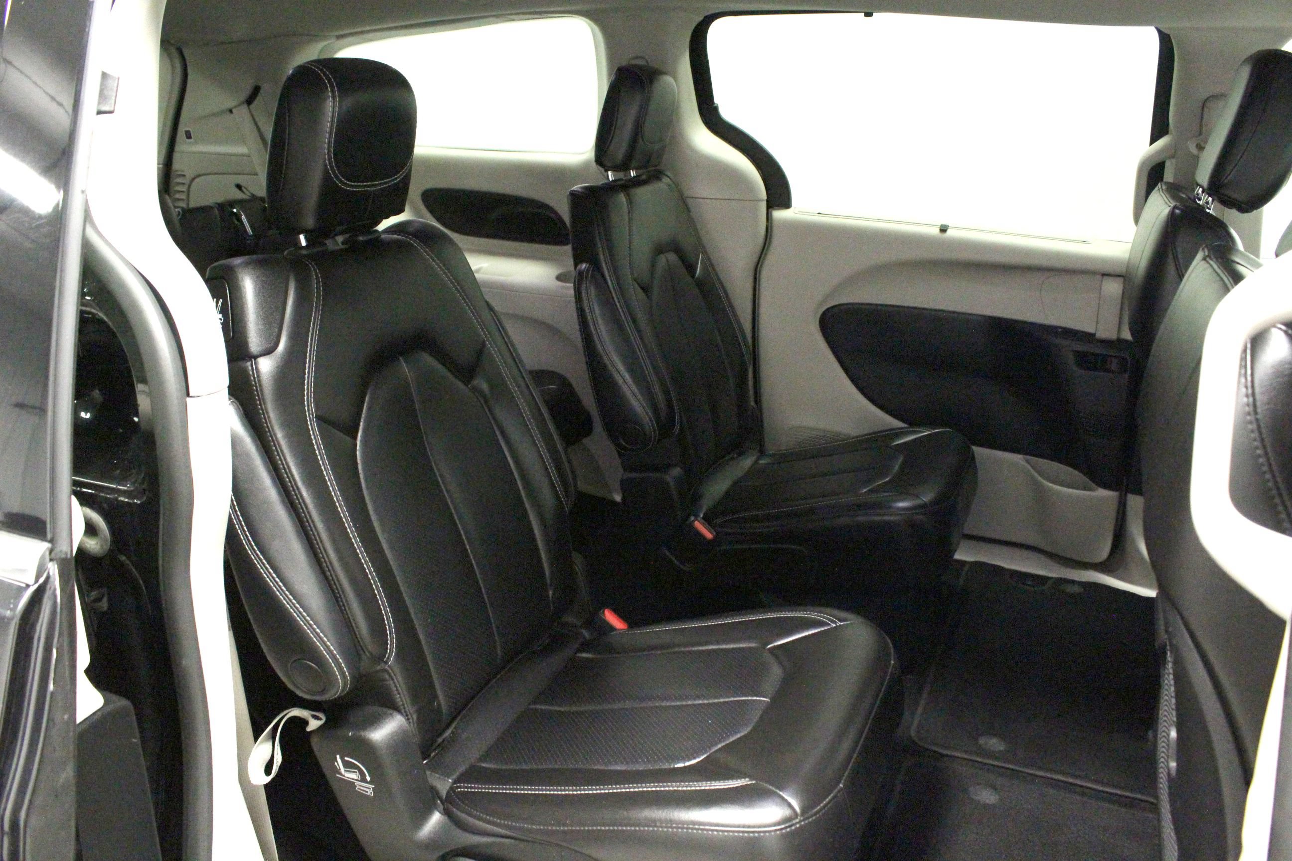 Used 2023 Chrysler Pacifica Touring-L FWD image 17