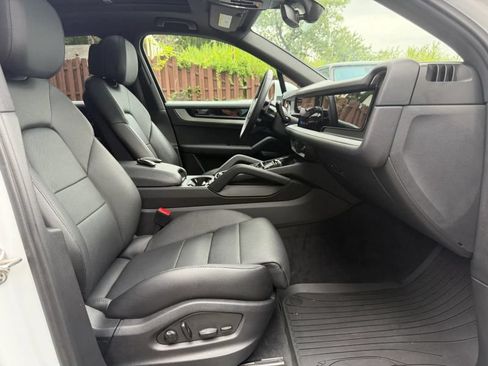 Used 2024 Porsche Cayenne AWD/4WD image 24