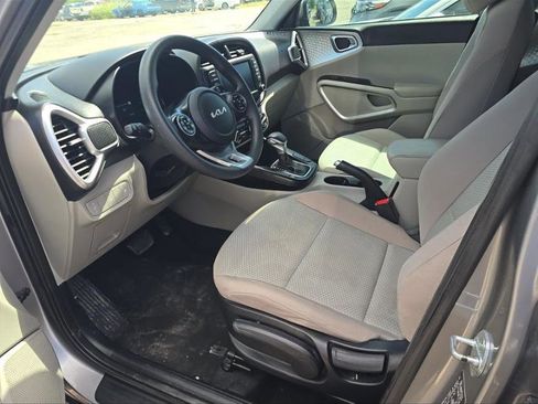 Used 2022 Kia Soul LX FWD image 3