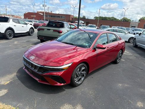 Used 2025 Hyundai Elantra SEL FWD image 3