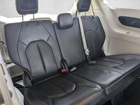Used 2018 Chrysler Pacifica Limited w/ Advanced Safetytec Group FWD image 22