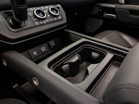 Used 2023 Land Rover Defender 130 X-Dynamic SE image 52