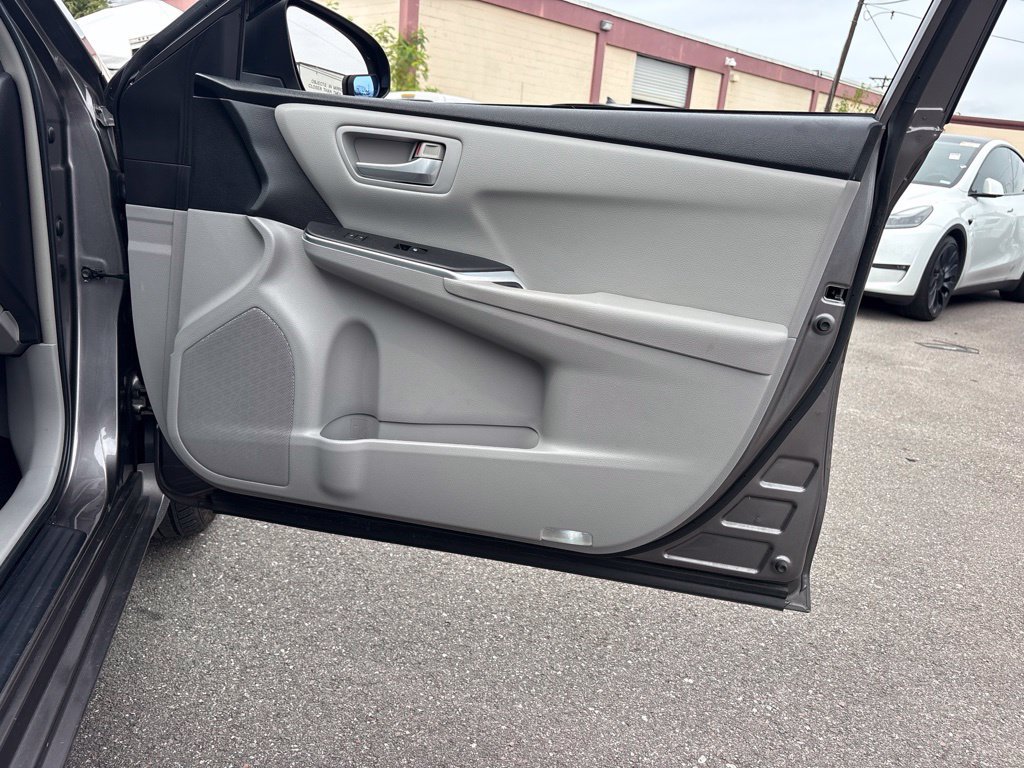 Used 2015 Toyota Camry LE w/ Moonroof Package FWD image 19