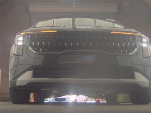 Used 2025 Kia Carnival image 3