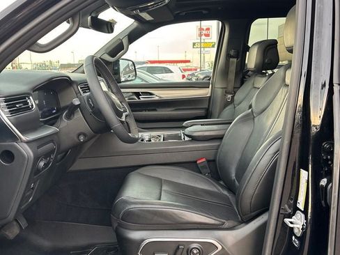 Used 2023 Jeep Wagoneer Series II AWD/4WD image 11
