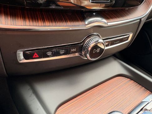 Certified 2023 Volvo XC60 B5 Ultimate w/ Protection Package Premier image 20