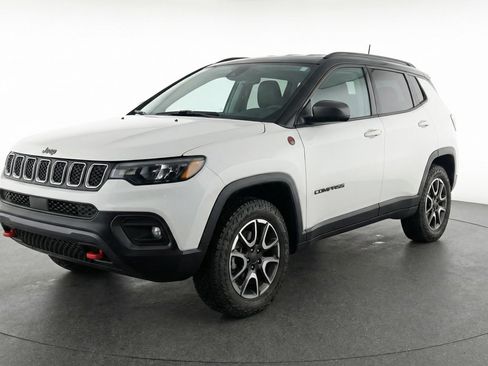 Used 2025 Jeep Compass Trailhawk AWD/4WD image 3