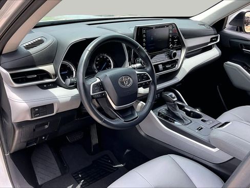 Used 2022 Toyota Highlander XLE FWD image 18