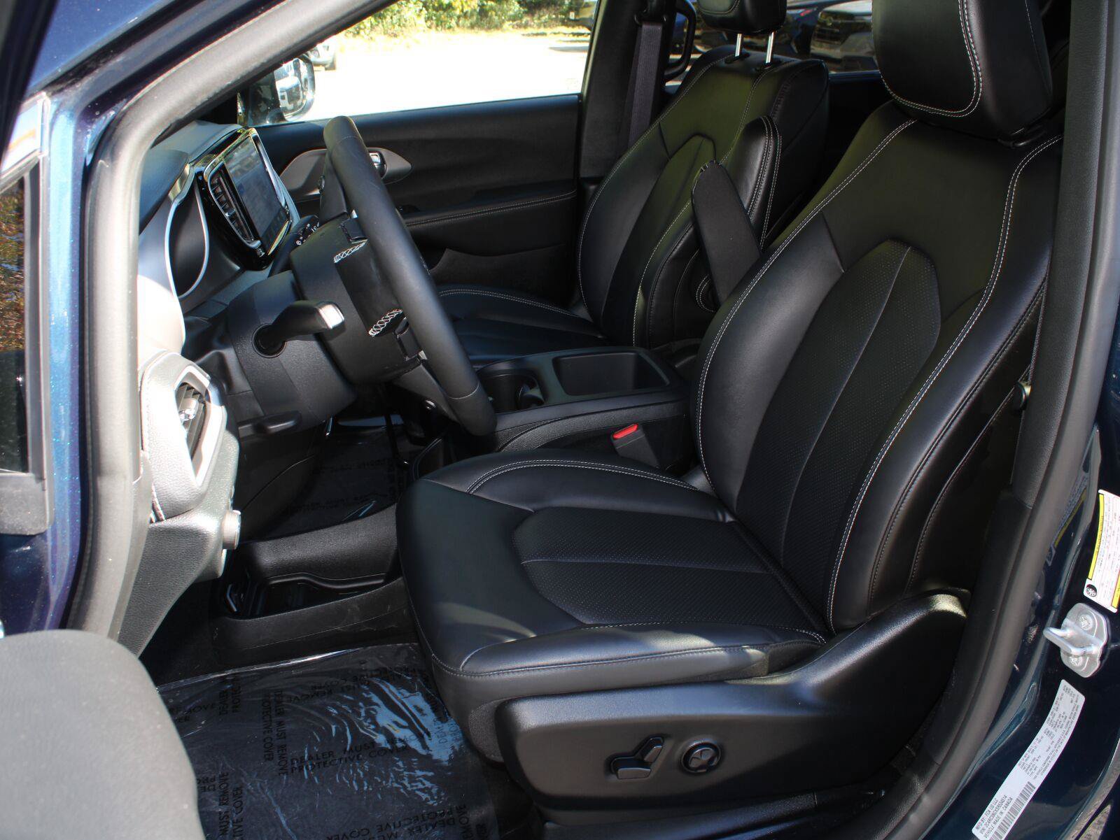 Used 2025 Chrysler Pacifica Select AWD/4WD image 19