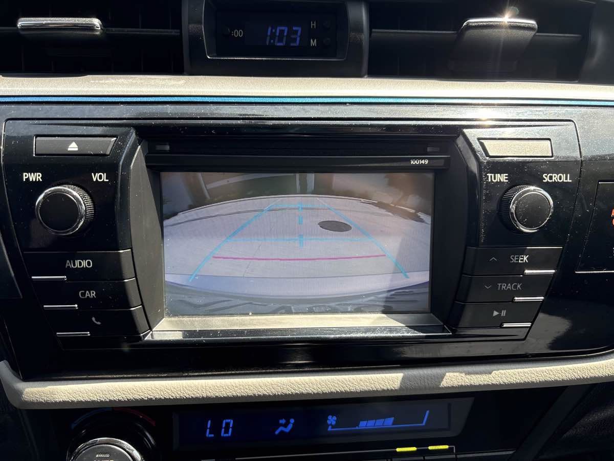 Used 2015 Toyota Corolla LE FWD image 28
