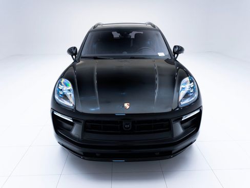 Certified 2025 Porsche Macan image 6