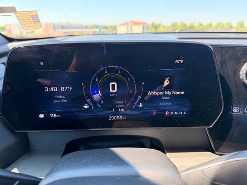 Used 2025 Chevrolet Traverse LT FWD image 18