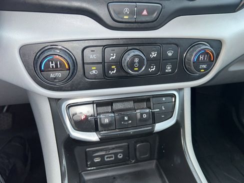 Used 2022 GMC Terrain SLT w/ Infotainment Package II image 12