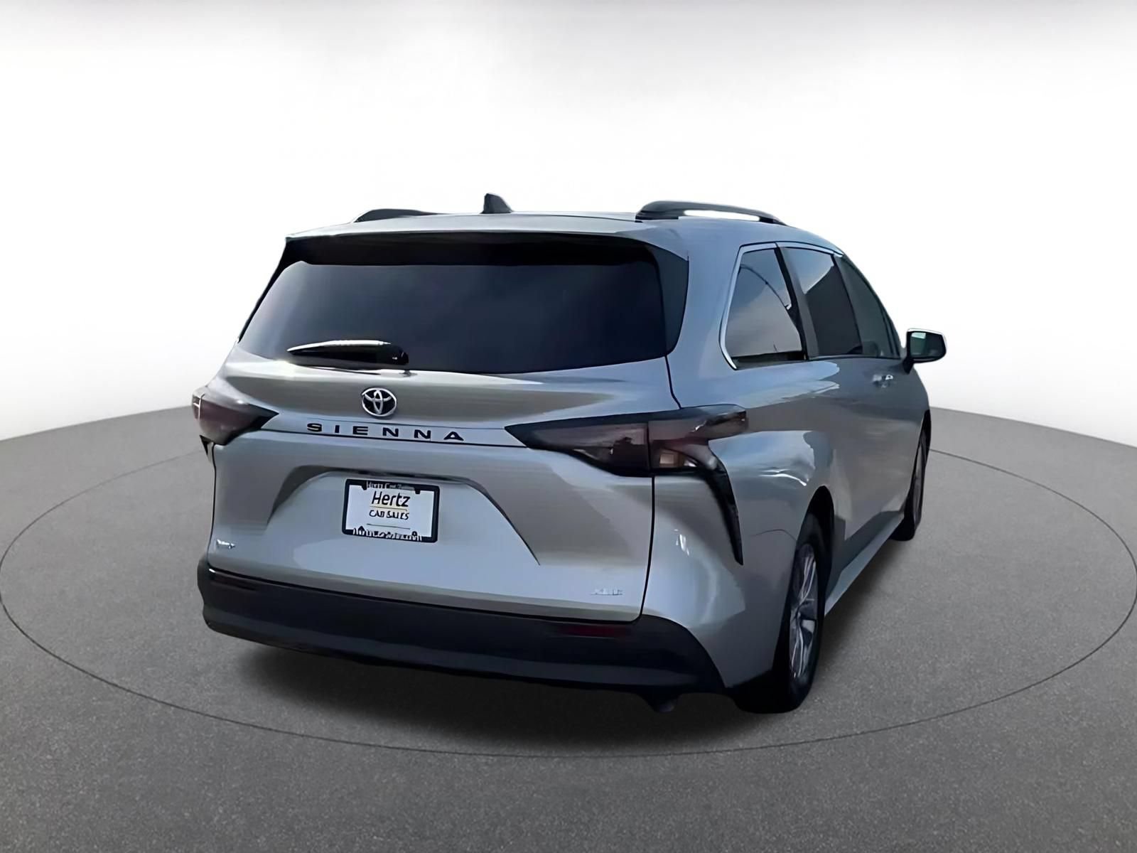 Used 2025 Toyota Sienna XLE FWD image 12