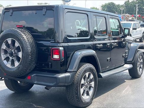 Used 2018 Jeep Wrangler Unlimited Sahara AWD/4WD image 11