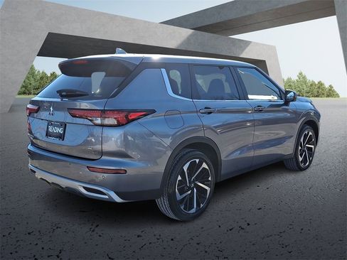 Used 2024 Mitsubishi Outlander SE Black Edition image 5