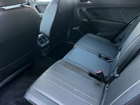 Used 2023 Volkswagen Tiguan SE w/ Panoramic Sunroof Package AWD/4WD image 12