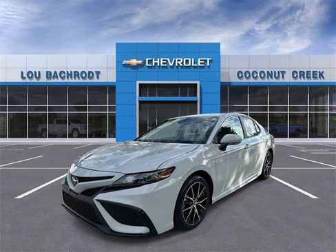 Used 2024 Toyota Camry SE image 4