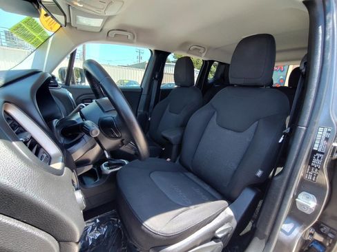 Used 2016 Jeep Renegade Latitude FWD image 17