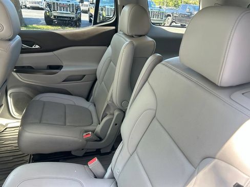 Used 2023 GMC Acadia SLT w/ Technology Package FWD image 10
