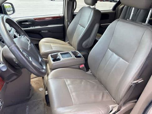 Used 2013 Chrysler Town & Country Touring FWD image 11