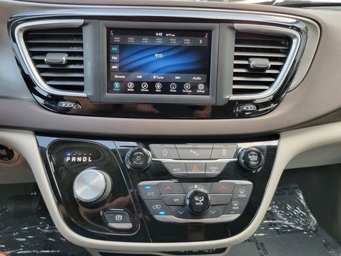 Used 2021 Chrysler Voyager LX image 14