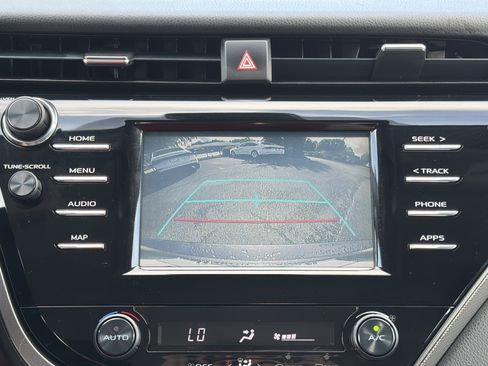 Used 2019 Toyota Camry SE FWD image 6