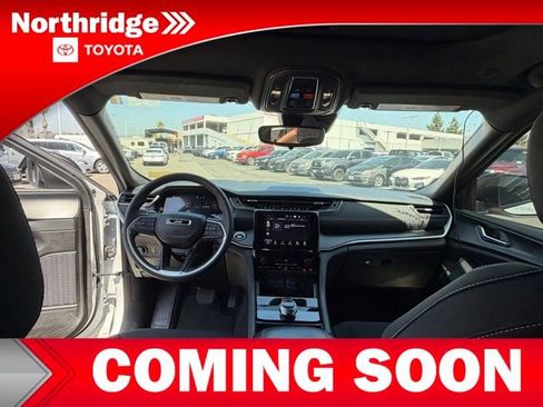 Used 2024 Jeep Grand Cherokee Laredo X RWD image 8