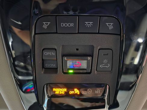 Used 2021 Toyota Venza Limited w/ Carpet Mat Package (TMS) image 25