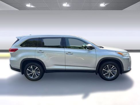 Used 2019 Toyota Highlander XLE AWD/4WD image 8