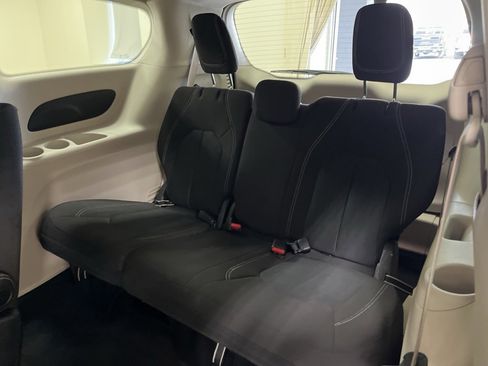 Used 2022 Chrysler Voyager LX image 15