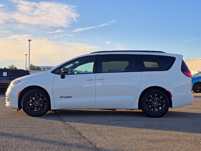 Certified 2025 Chrysler Pacifica Select w/ Fav Edition Package FWD image 23