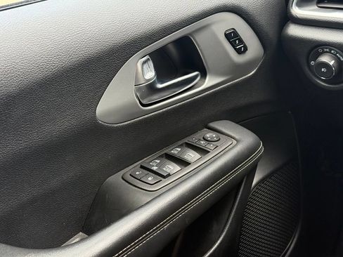 Used 2025 Chrysler Pacifica Limited FWD image 6