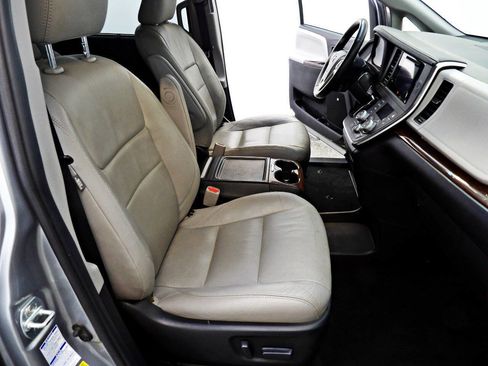 Used 2017 Toyota Sienna Limited image 17