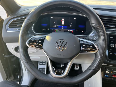 Certified 2022 Volkswagen Tiguan SE R-Line image 16