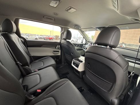Used 2024 Kia Carnival LX image 41