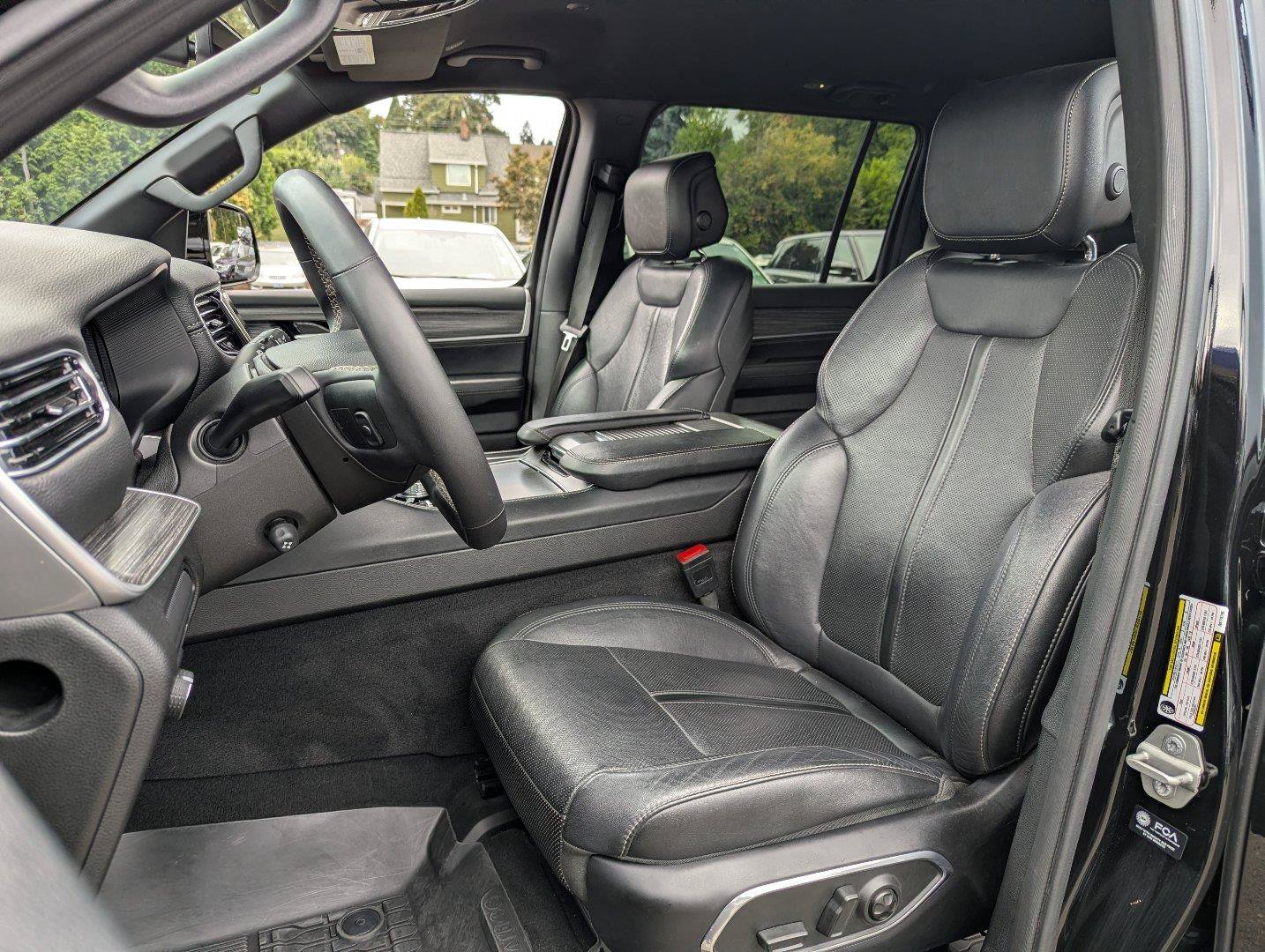 Used 2024 Jeep Wagoneer L Series II w/ Flexible Seating Group AWD/4WD image 33