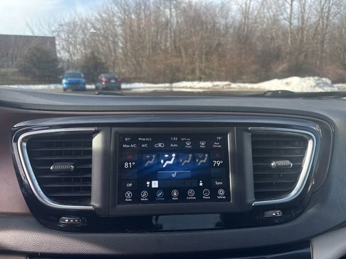 Used 2018 Chrysler Pacifica Touring-L image 17