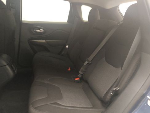 Used 2020 Jeep Cherokee Latitude FWD image 18