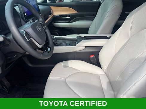 Used 2025 Toyota Grand Highlander FWD image 8