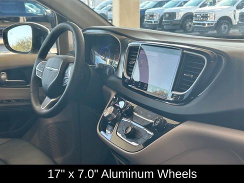 Used 2024 Chrysler Pacifica Touring-L image 26