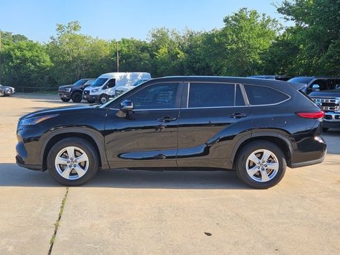 Used 2023 Toyota Highlander LE FWD image 9