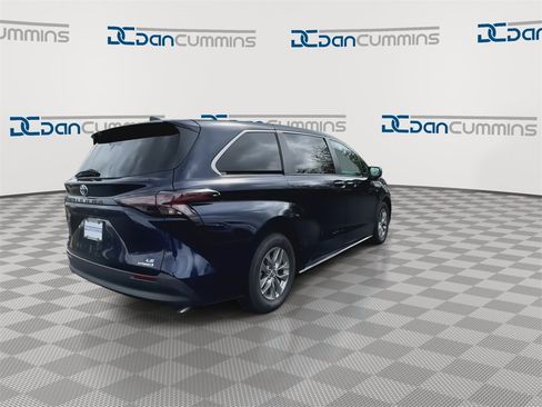 Used 2024 Toyota Sienna LE image 8